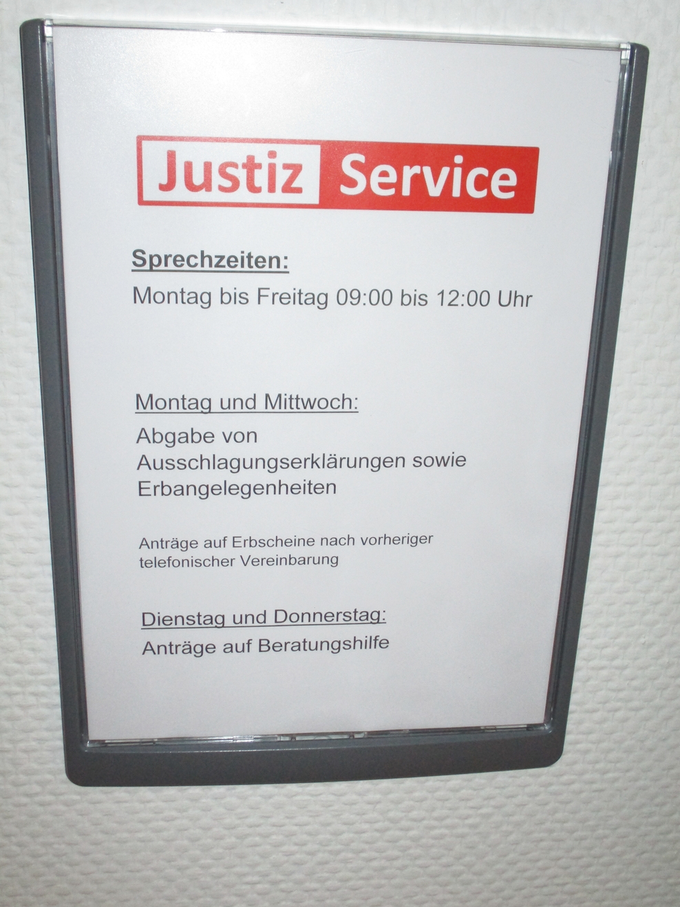 Foto von der Hinweistafel des Justizservice